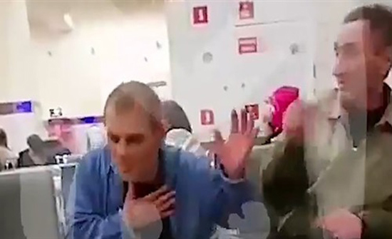 بالفيديو: رجل يطعن صديقه لتأخره عن موعده