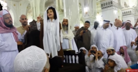 بالفيديو .. طفل يظهر في الحرم المكي ويقوم بمعجزة غريبة