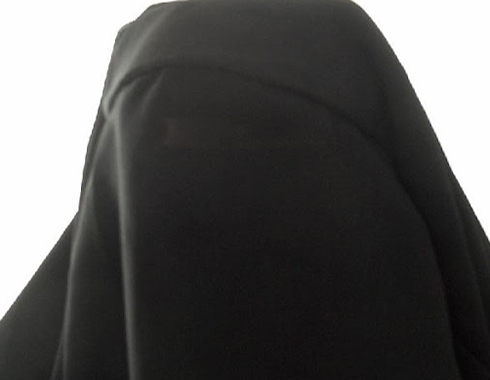 خمار صحفية خليجية يربك مسؤولا أردنيا معروفا خمار صحفية خليجية يربك مسؤولا أردنيا معروفا