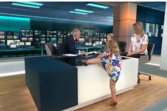 بالفيديو: طفلة تضع مذيع بريطاني شهير في ورطة مضحكة على الهواء .. شاهد ردة فعله !