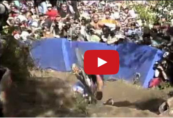 تعثر متسابق وسقوط دراجته على الجماهير