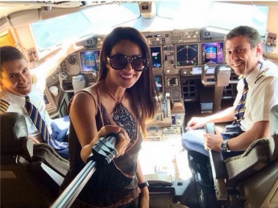 ديانا حداد تقتحم مقصورة الطائرة وتلتقط "Selfie" مع الكابتن.. بالصور ديانا حداد تقتحم مقصورة الطائرة وتلتقط "Selfie" مع الكابتن.. بالصور
