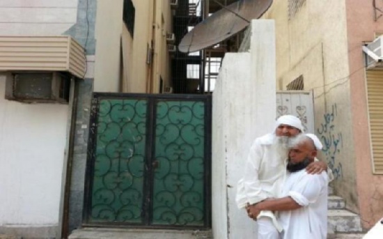 ناشطون على تويتر يتفاعلون مع صورة لحاج خمسيني يحمل والده المشلول إلى الصلاة ناشطون على تويتر يتفاعلون مع صورة لحاج خمسيني يحمل والده المشلول إلى الصلاة