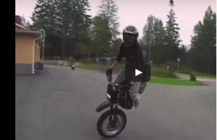 شاهد..  شاب ينجح في استعراض صعب بالموتسيكل ويفشل فى السير به