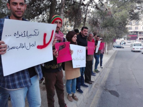 بالصور /  المعتصمون أمام التعليم العالي: لا لتكميم الأفواه .. جامعات مش معتقلات
