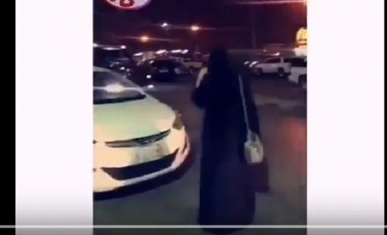 بالفيديو.. فتاتان تركبان سيارة فارهة مع شباب تثير غضب السعوديين بالفيديو.. فتاتان تركبان سيارة فارهة مع شباب تثير غضب السعوديين