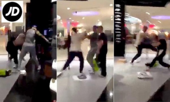 شاهد.. مشاجرة بالأيدى بين مجموعة من الشباب