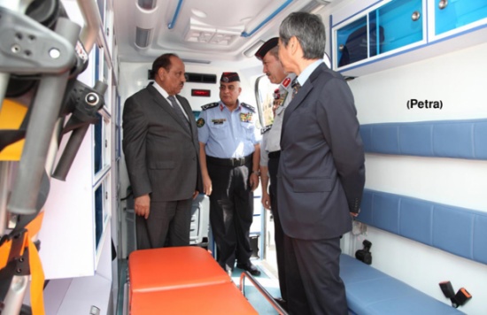 تسليم 6 آليات للدفاع المدني في وزارة الداخلية