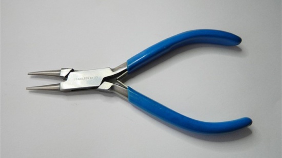 فيديو لرجل ينزع سنّ طفلة بالكمّاشة!