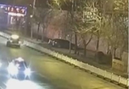 بالفيديو..زوجان يتبادلان قبلتهما الأخيرة قبل دهسهما بسيارة بالفيديو..زوجان يتبادلان قبلتهما الأخيرة قبل دهسهما بسيارة