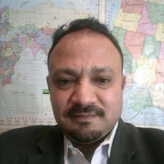 بالصور: مصري صانع ساندوتشات يظهر كمحلل سياسي على الفضائيات المصرية!