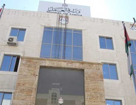 وزارة العمل تطالب اصحاب المطاعم بصرف بدل الخدمة للعمال وزارة العمل تطالب اصحاب المطاعم بصرف بدل الخدمة للعمال