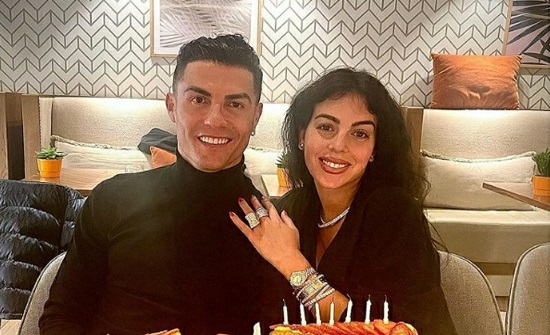 “رونالدو” يحتفل بعيد مولده الـ37 برفقة جورجينا “رونالدو” يحتفل بعيد مولده الـ37 برفقة جورجينا