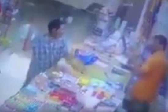 بالفيديو.. شخص يتصرف بغرابة ويعتدي على عامل بقالة ويرميه بالأغراض
