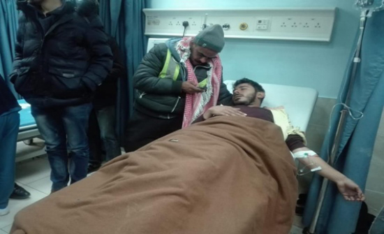 الرزاز يزور  الشاب المصاب بحادث السير في مسيرة العقبة