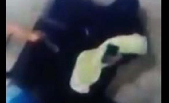 فيديو صادم لامرأة منتقبة تتخلص من طفل رضيع