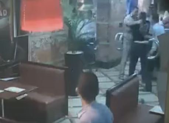 بالفيديو: عراك بالأيدي بين رجل وزوجته داخل مطعم