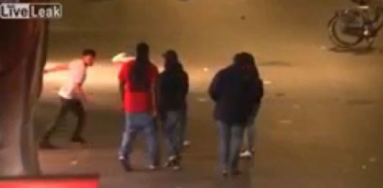 شاهد: كيف انتقمت فتاة من صديقها وتسببت في تلقينه علقة ساخنة