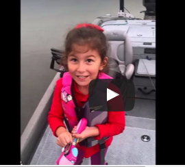 شاهد.. طفلة تصطاد سمكة ضخمة بسنارة «باربى»