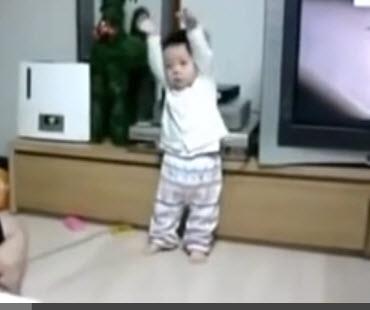 أم كورية تعاقب طفلها على طريقة المدارس القديمة