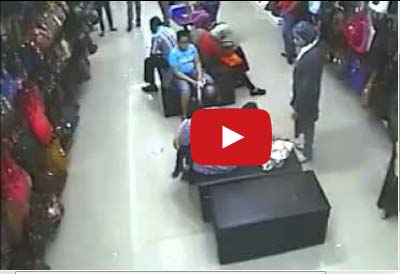 تسرق حقيبة يد داخل المحل بطريقة جريئة