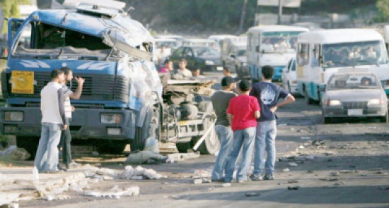 إطارات مهترئة.. تستقطب المواطنين لتودي بهم إلى التهلكة