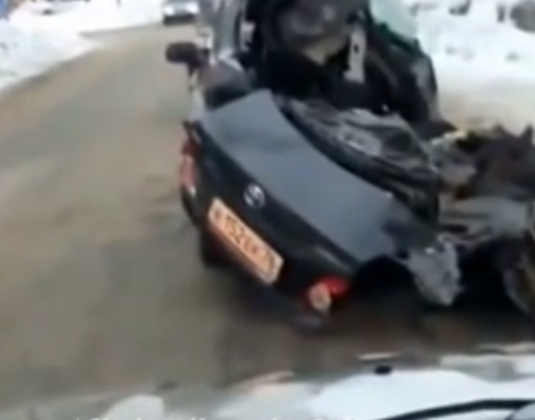 شخص يقود سيارة " محطمة "