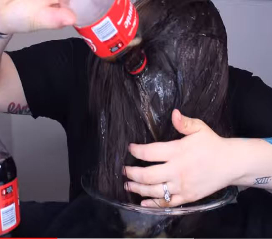 بالفيديو: امرأة تحاول غسل شعرها بالكوكاكولا!