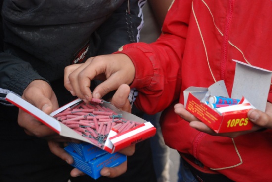 رغم قرار منعها المفرقعات بين يدي الأطفال