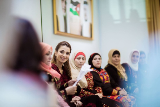 بالصور ... الملكة رانيا تزور السلط وترتدي الثوب الأردني الشعبي