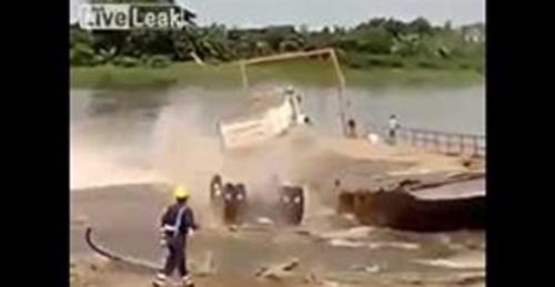 بالفيديو.. لحظة سقوط 4 شاحنات من أعلى عبارة في النهر