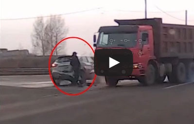 رجل ينجو بأعجوبة من حادث مروع