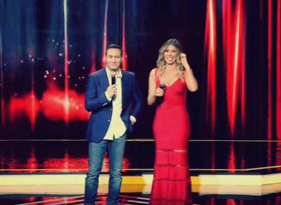 |شاهد| إعلامي يفاجيء زوجته في برنامج من تقديمها: «أنا جيت عشان أشوفك»