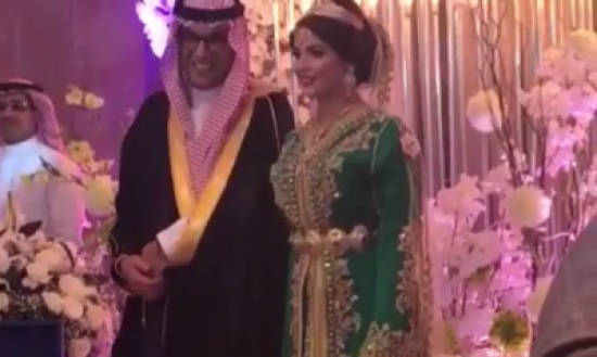بالمشلح والشماغ .. فيديو: رجل أعمال سعودي يتزوج مغربية في حفل زفاف فاخر
