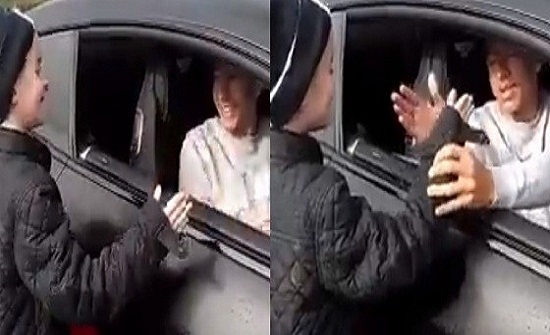 بالفيديو.. لينغارد يصافح طفل بطريقته الخاصة بالفيديو.. لينغارد يصافح طفل بطريقته الخاصة