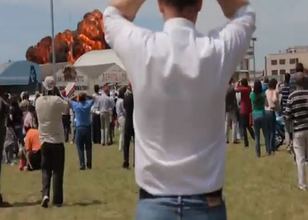 سقوط طائرة اثناء استعراضها