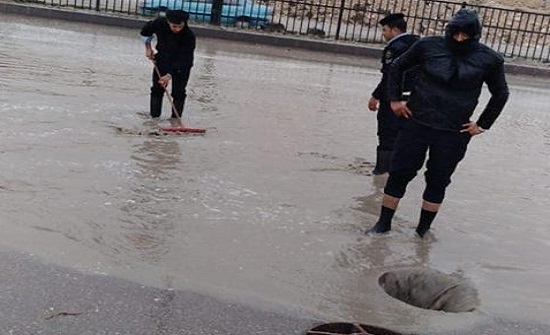 بالصور : رقباء سير يفتحون " المناهل " على طريق اتوتستراد الزرقاء بالصور : رقباء سير يفتحون " المناهل " على طريق اتوتستراد الزرقاء