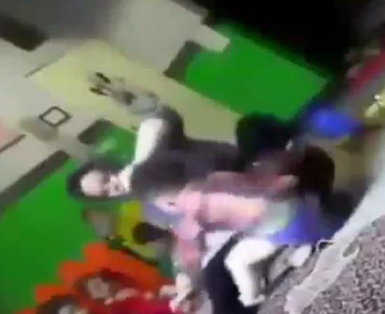 معلمة تعذب طفلاً في رياض الأطفال