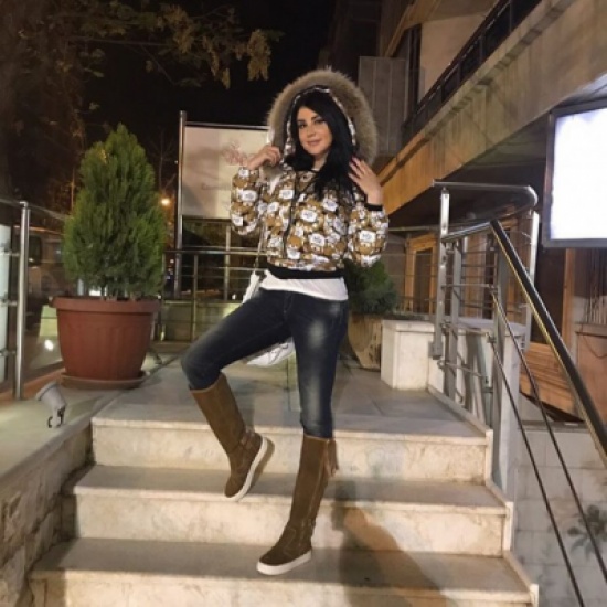 جيني أسبر أنيقة بالأبيض – بالصورة جيني أسبر أنيقة بالأبيض – بالصورة