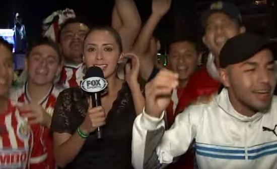 فيديو| صحفية تضرب مشجع حاول التحرش بها على الهواء