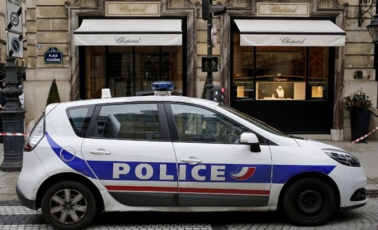 شرطي فرنسي ينتزع علم الجزائر من مواطن ويطرحه أرضا (شاهد)