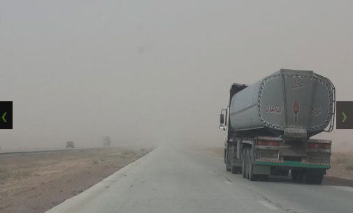 غبار كثيف على الطريق الصحراوي بين جسر الكرك والحسينية والأمن يحذر غبار كثيف على الطريق الصحراوي بين جسر الكرك والحسينية والأمن يحذر