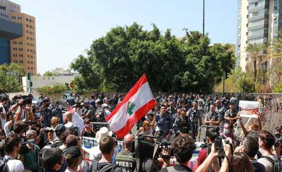 مواجهات بين الشرطة ومحتجين أمام منزل نجيب ميقاتي في بيروت .. بالفيديو مواجهات بين الشرطة ومحتجين أمام منزل نجيب ميقاتي في بيروت .. بالفيديو