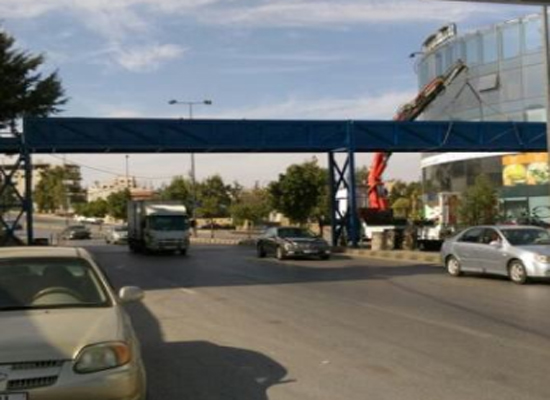 تركيب جسر مشاة على شارع الامير هاشم