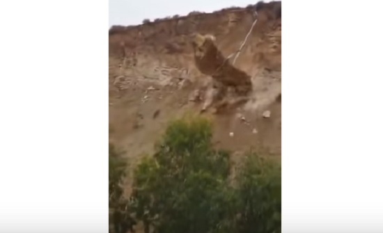 ازالة صخور آيلة للسقوط على طريق عيمة في الطفيلة ازالة صخور آيلة للسقوط على طريق عيمة في الطفيلة