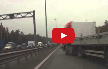 بالفيديو : شاهد سائق شاحنة يتفادى صدم سيارتين