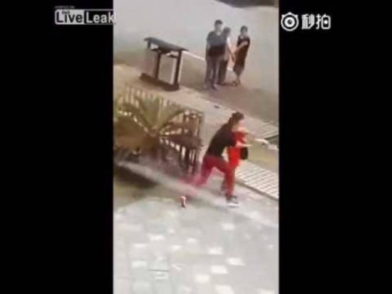 فتاة حاولت ذبح نفسها بساطور وسط الشارع . فيديو