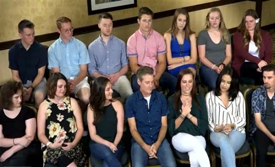 رجل يلتقي بأولاده الـ19 للمرة الأولى «فيديو»