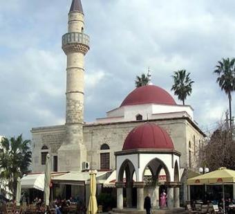الصلاة في مسجد باليونان لأول مرة منذ 90 عامًا الصلاة في مسجد باليونان لأول مرة منذ 90 عامًا