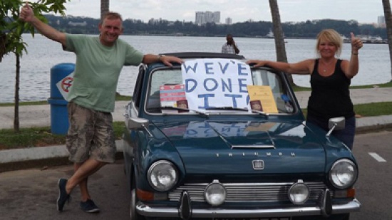 زوجان يزوران بسيارة قديمة 16 بلدا